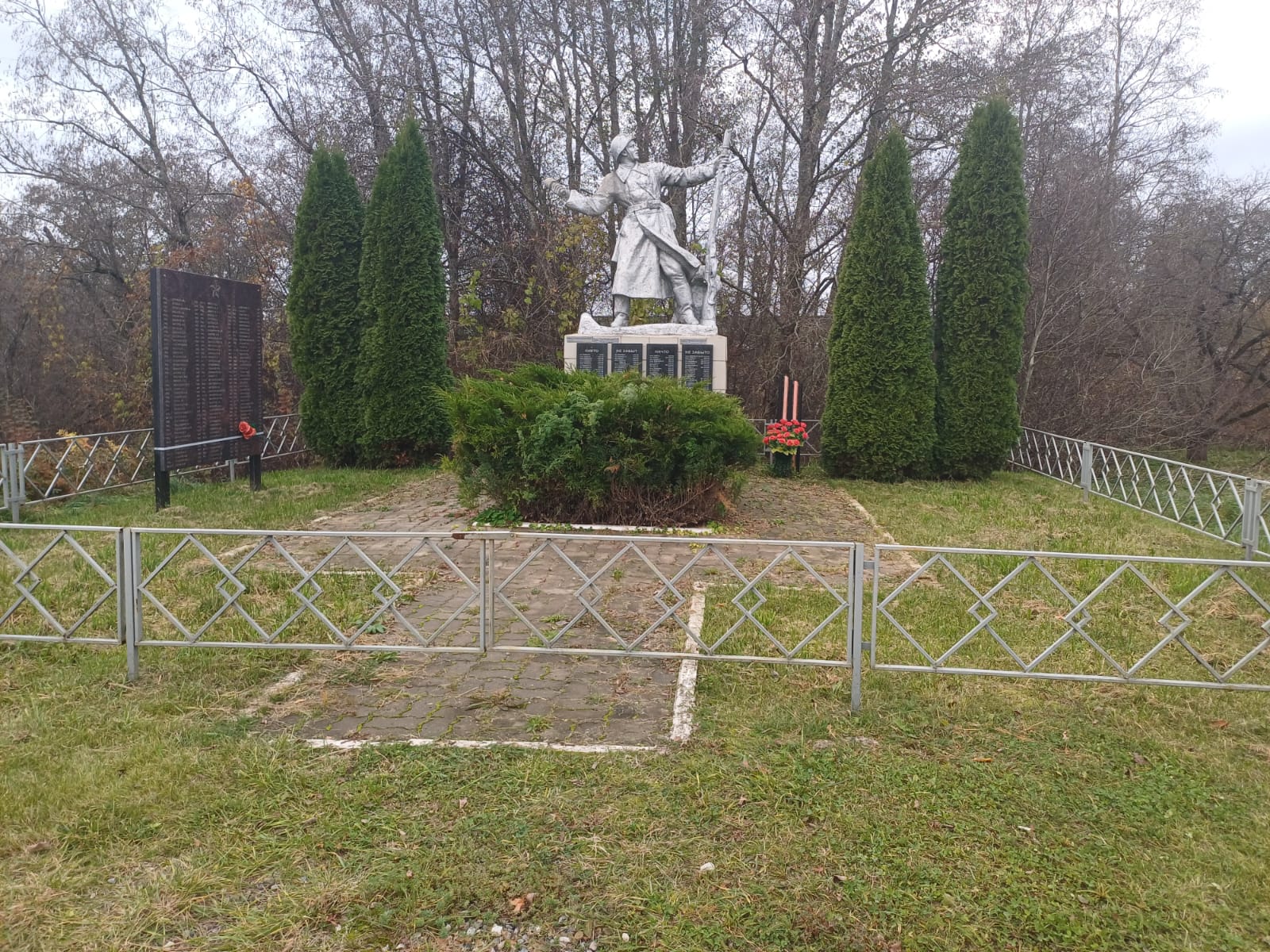 Братская могила в д. Череха